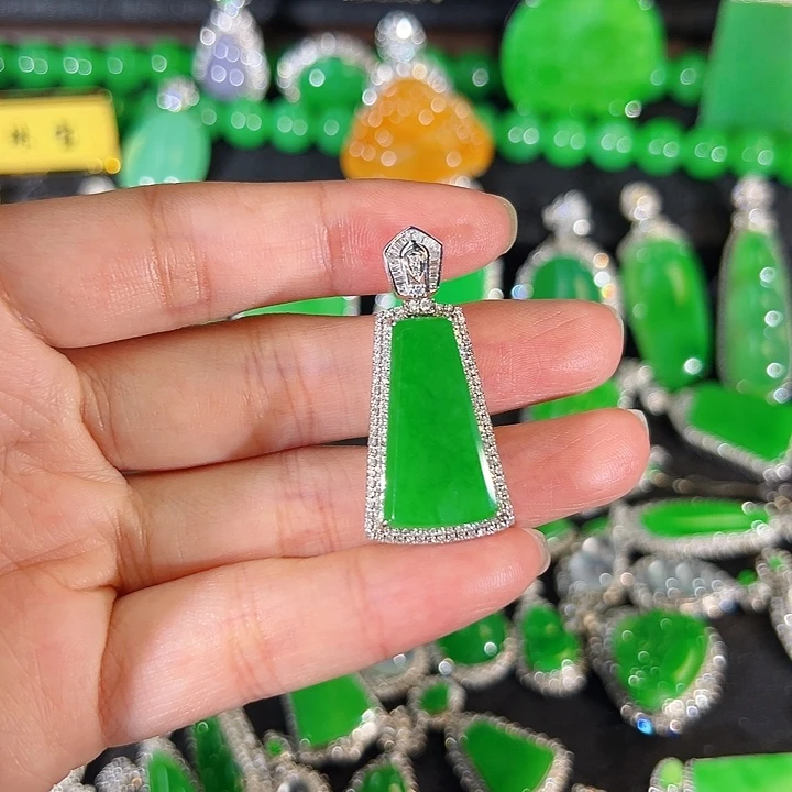 翡翠18K金镶嵌颈饰吊坠