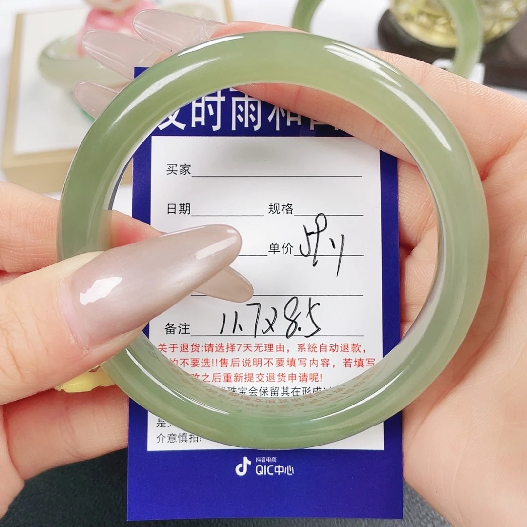 十***。和田玉未镶嵌手镯