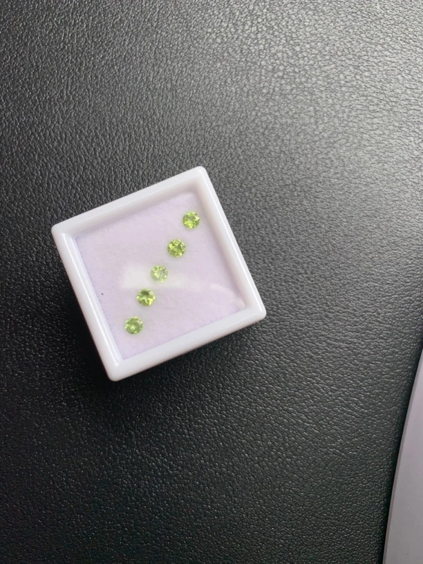 天然翠绿色橄榄石圆3尺寸