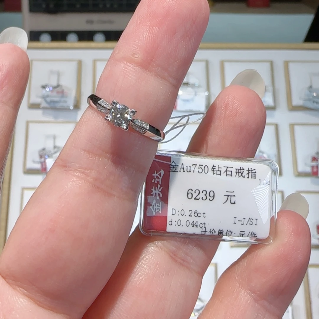 18K金镶嵌戒指/指环钻石