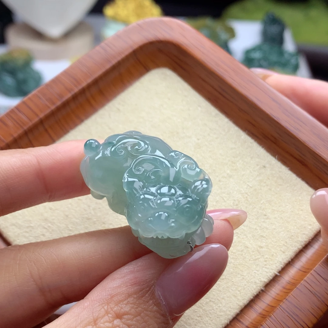 翡翠未镶嵌颈饰A45 高冰飘花含珠翡翠貔貅