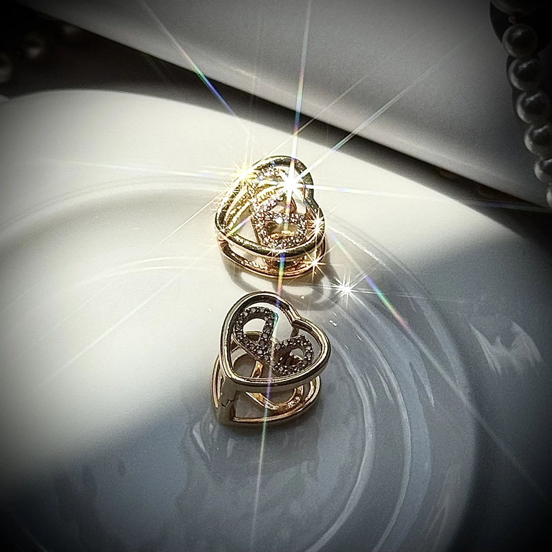 铜合金锆石耳饰 爱心镂空v字母满钻耳钉设计感小巧精致百搭