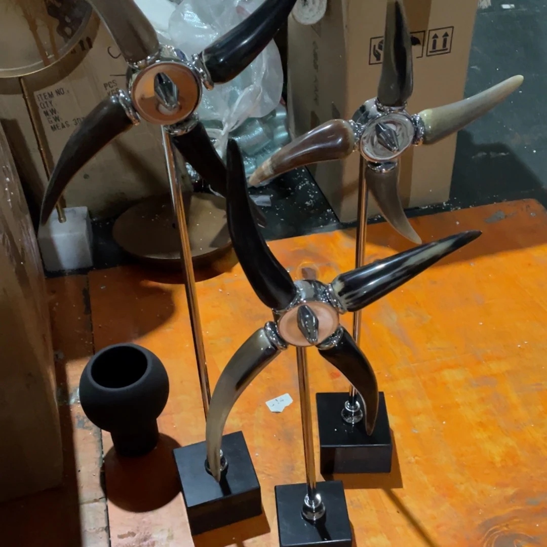 陶瓷花瓶，仿真绿植。3