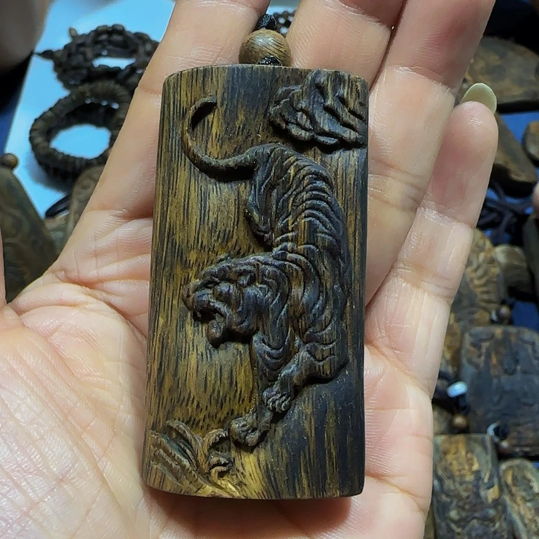 沉香吊坠海南白奇乌身老料雕刻老虎带绳17克