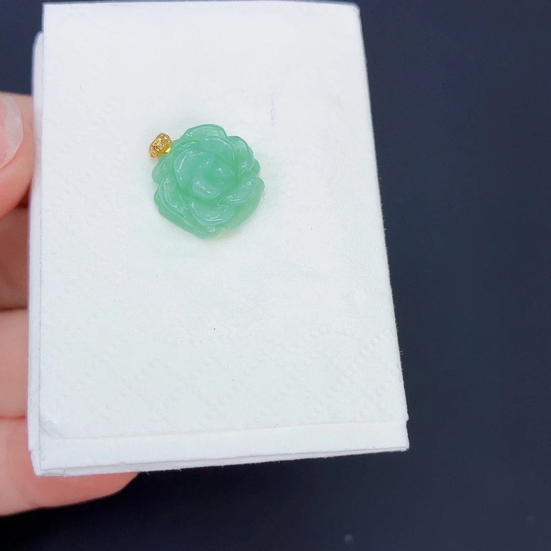 翡翠18K金镶嵌颈饰吊坠