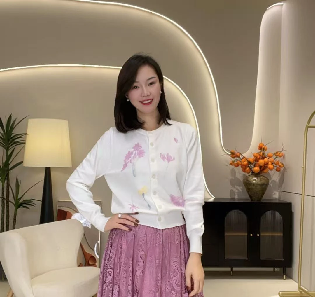 新款时尚韩版设计感绣花长袖针织开衫Y771