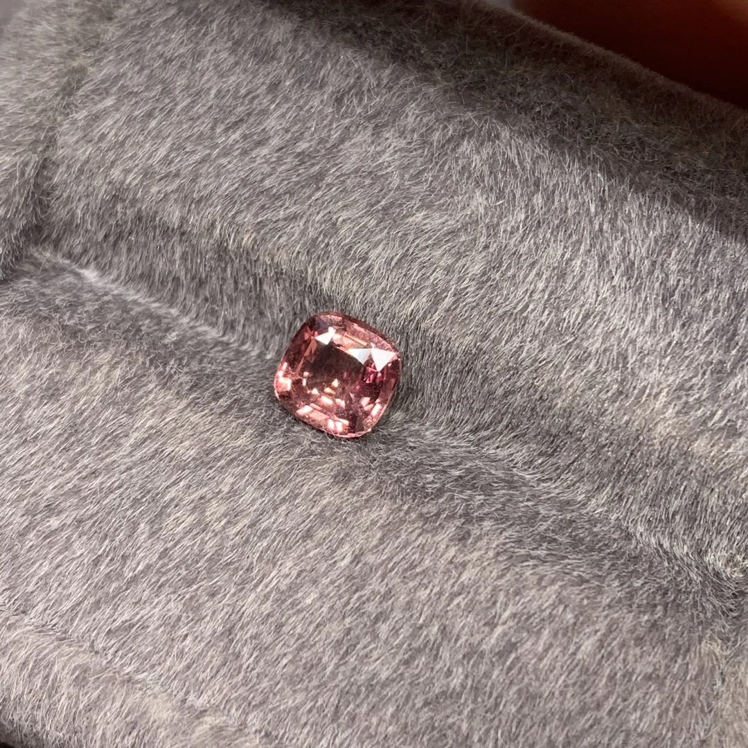 1.56克拉天然无烧帕帕拉恰蓝宝石裸石颜色鲜艳靓丽闪亮干净玻璃体