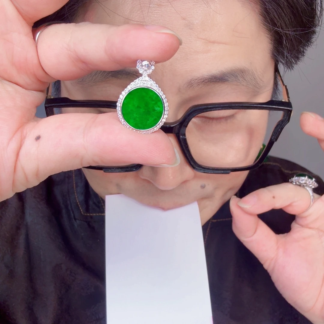 翡翠未镶嵌颈饰一件