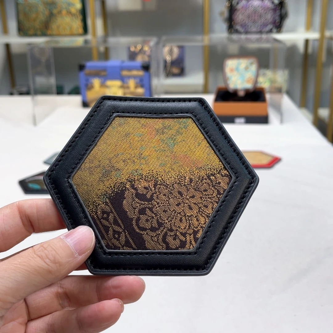 织绣L***6高定风雨中的花朵，倔强又美丽。