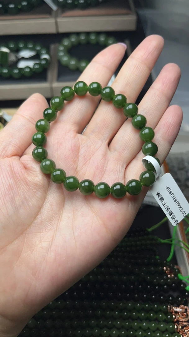 辣绿8mm碧玉手串微黑点