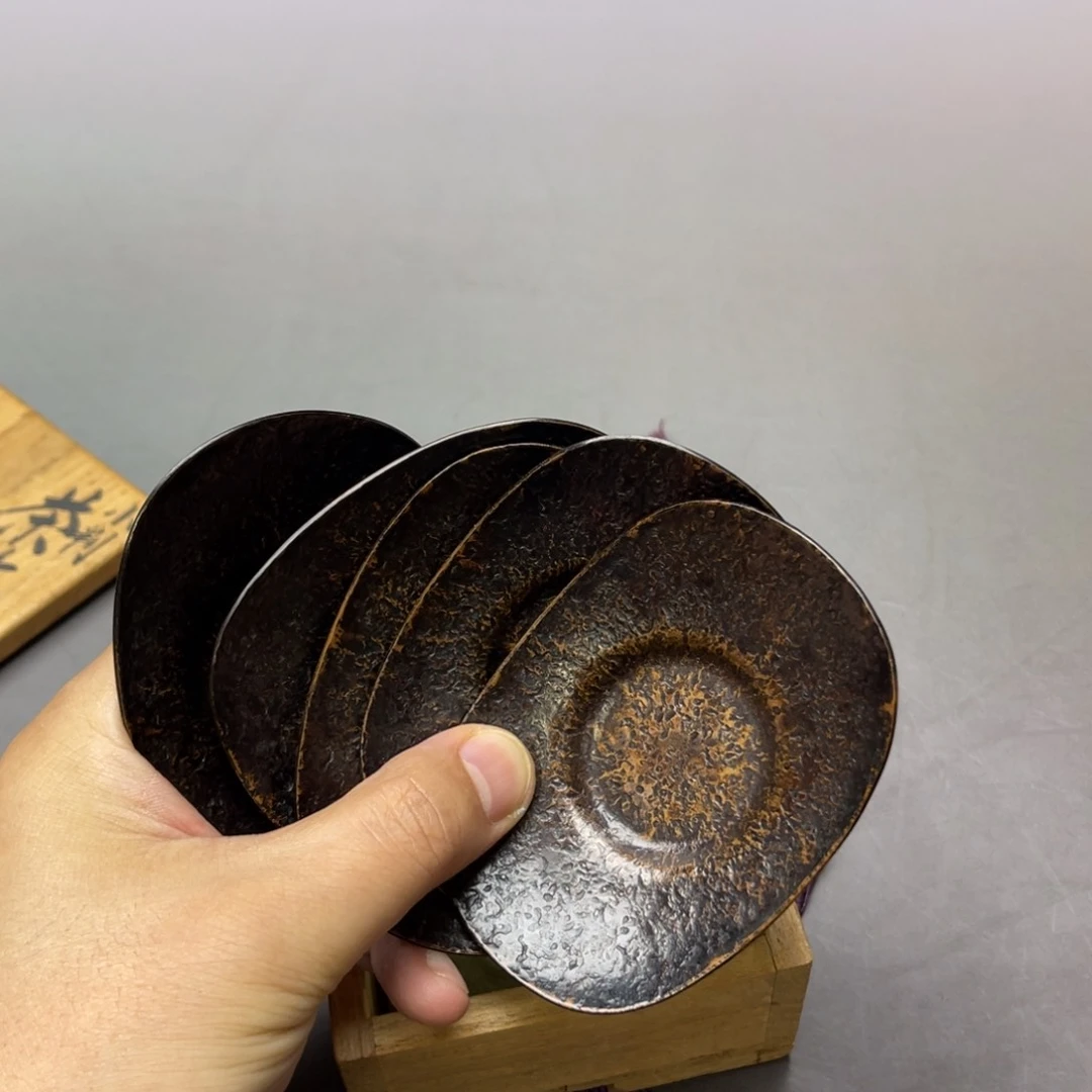 瓷片密密麻麻地铺满一