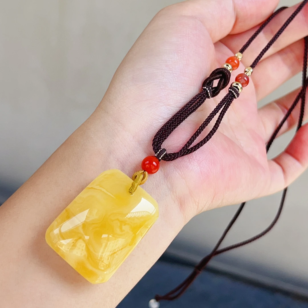 俄料满蜡黄白花蜜蜡无事方牌吊坠，8.8克，尺寸35-26.7-12.2mm