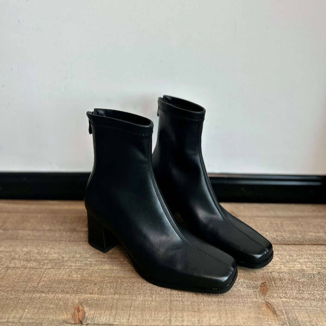 鹿一苇Lu'vwee法式方头短筒女靴粗跟新款时尚百搭复古瘦瘦短靴