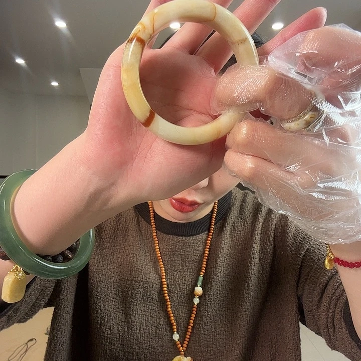 Q***i蛇纹石玉未镶嵌颈饰