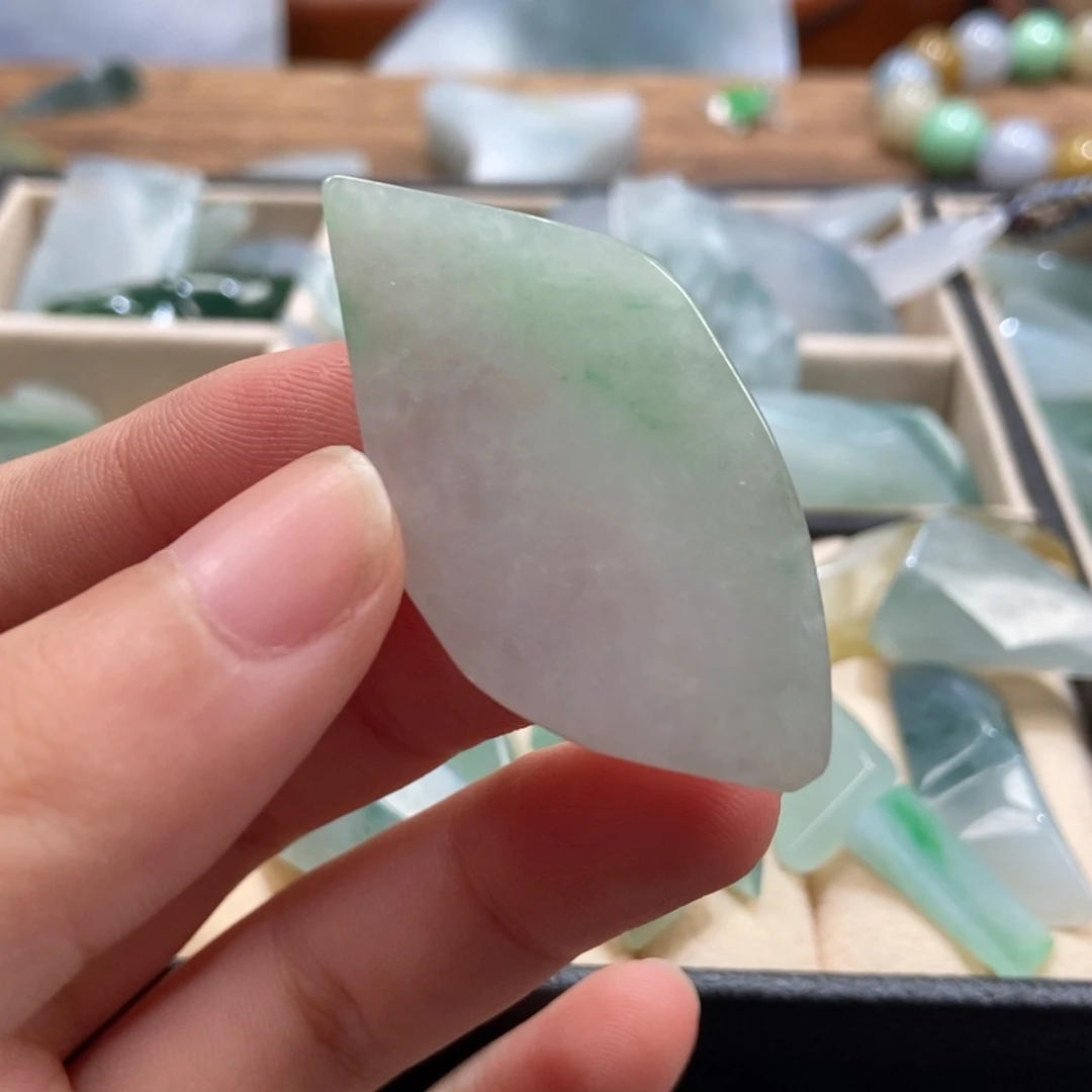 翡翠未镶嵌颈饰料子