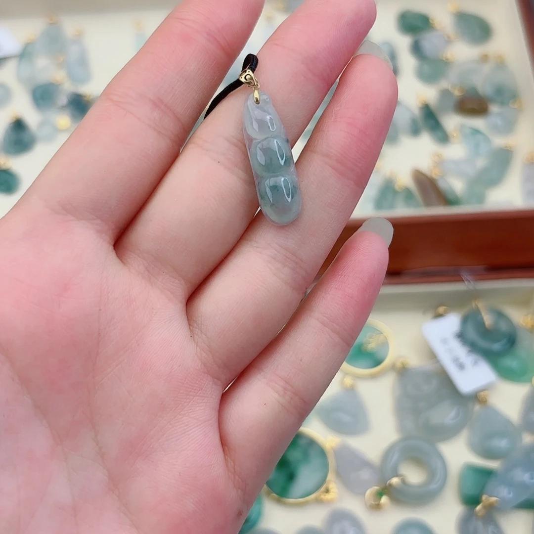 翡翠18K金镶嵌颈饰豆子