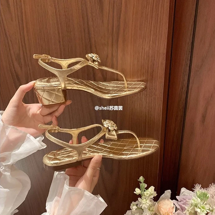 【sheii】两个跟高~小香风蝴蝶结珍珠夹趾平底鞋女粗跟凉鞋