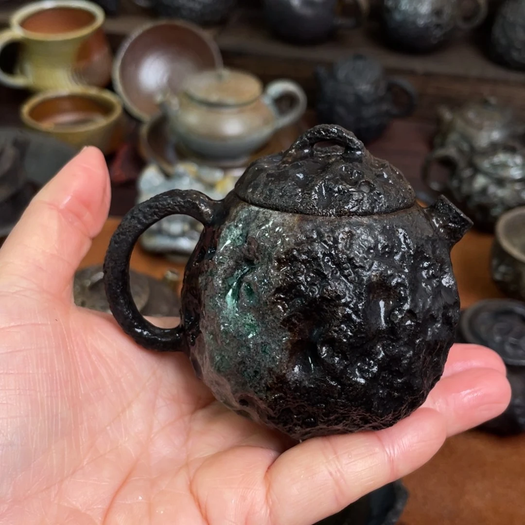 壶手捏带窑汗黑金彩柴烧壶