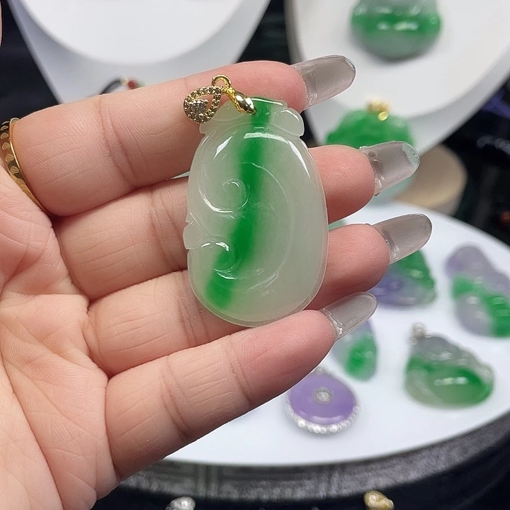 翡翠未镶嵌颈饰赠链
