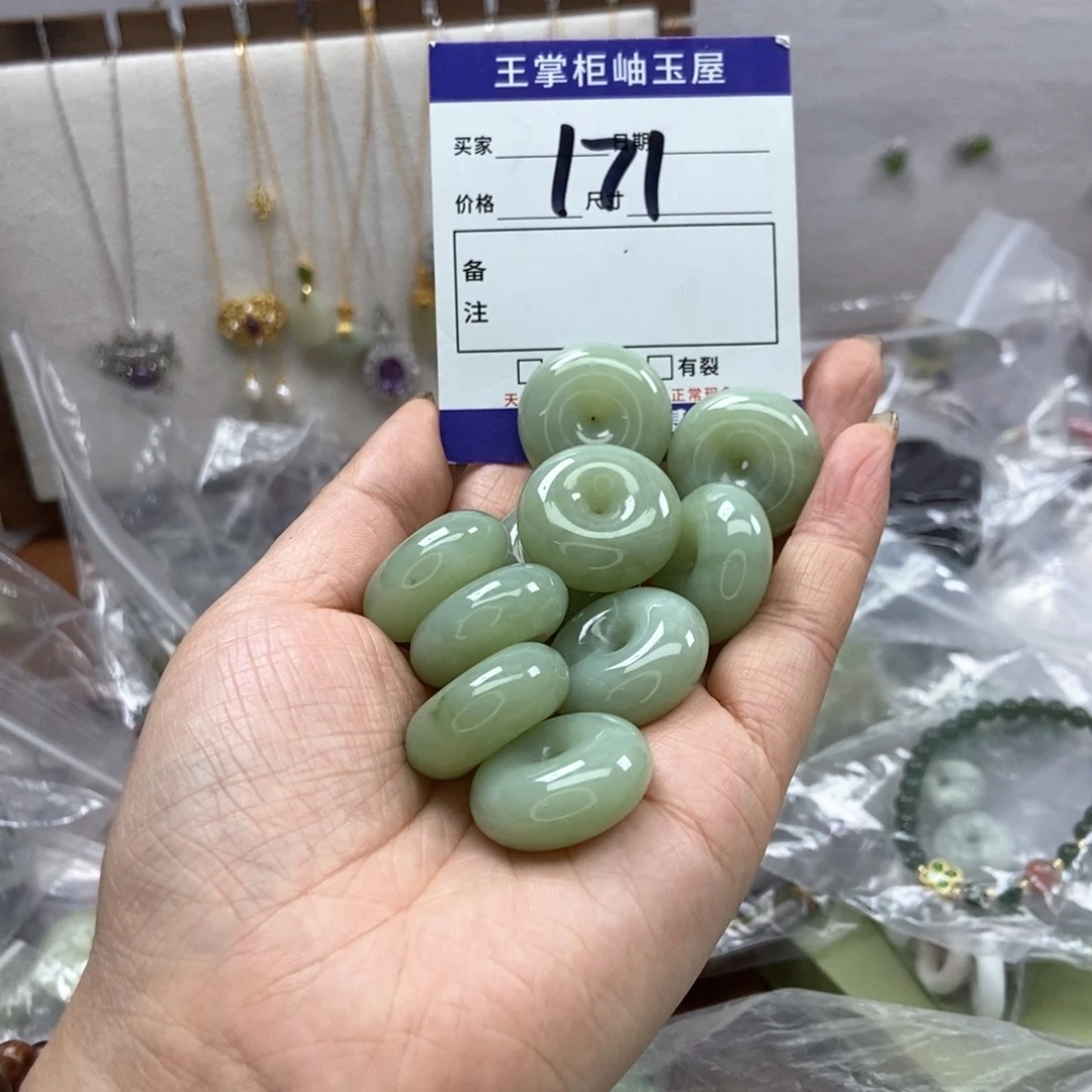 岫玉吊坠吊坠未镶嵌多样性，发一个