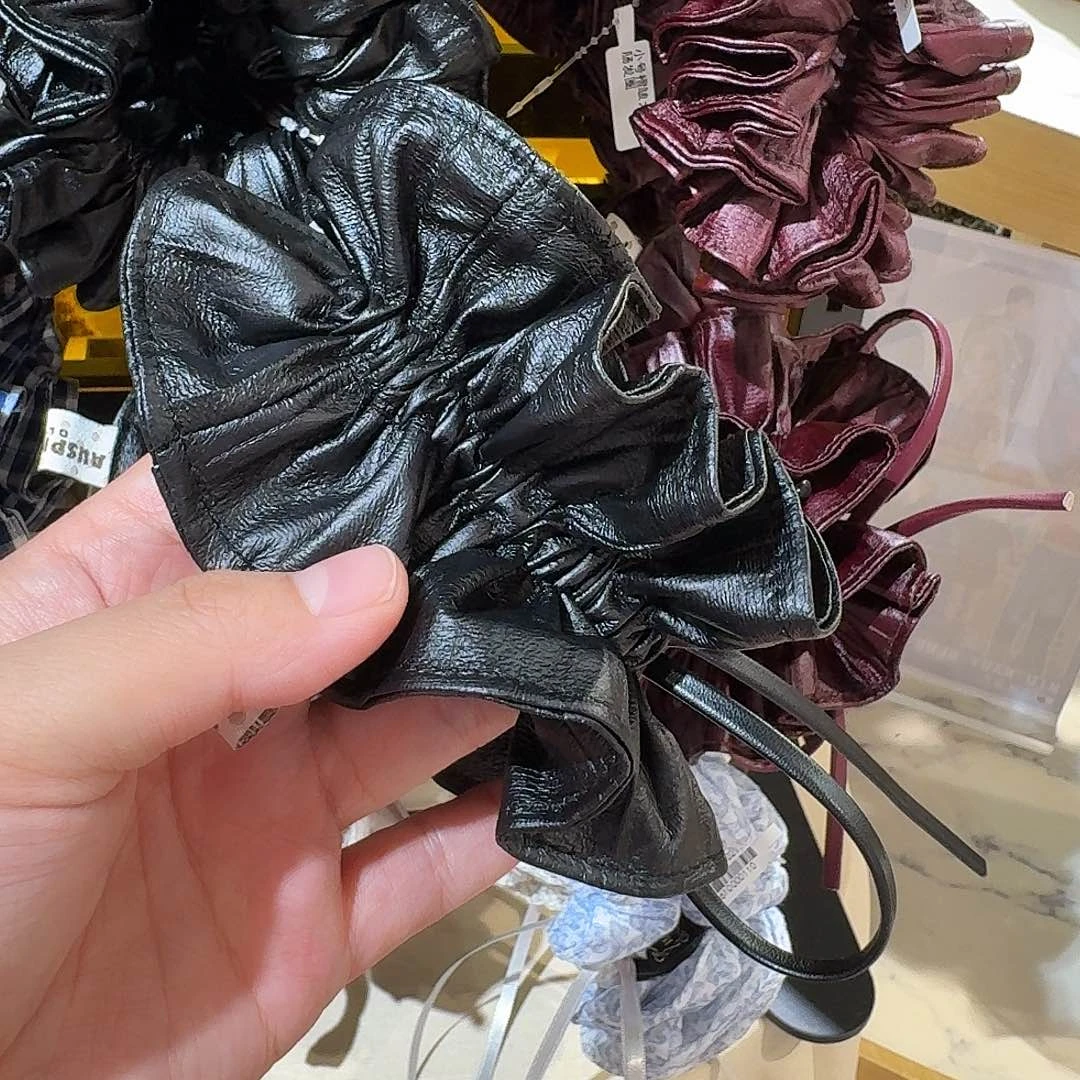 非金属无黑色蝴蝶结