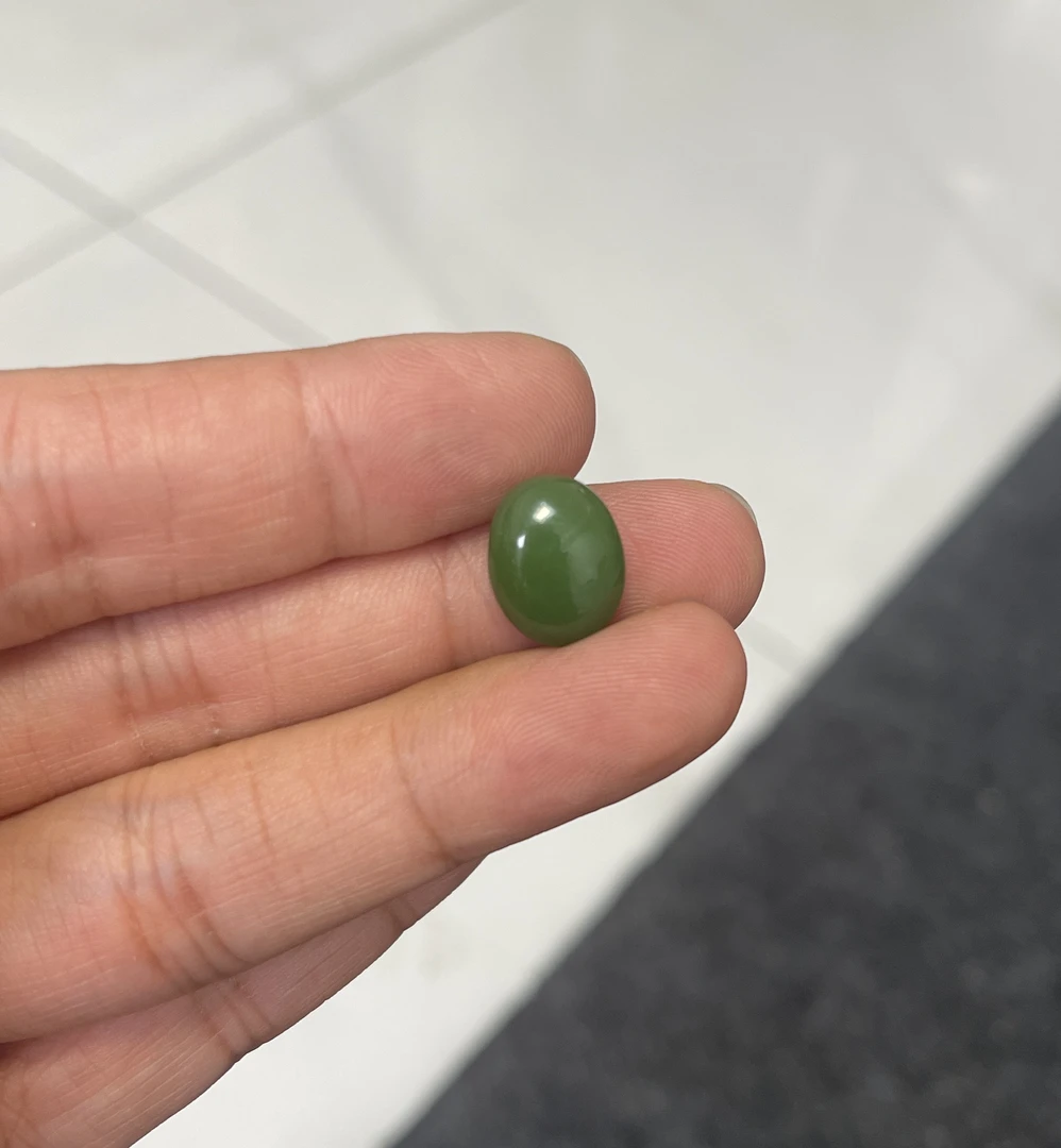 戒面10*14mm菠菜绿微瑕疵或黑点