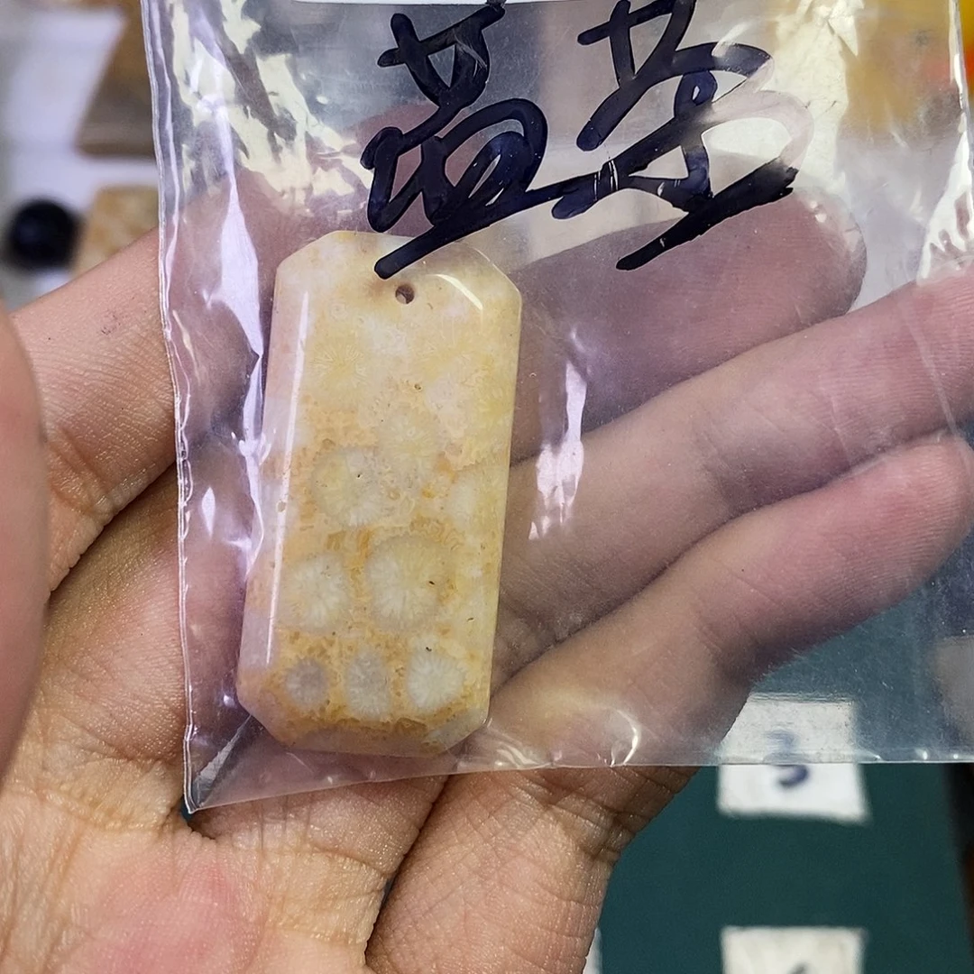 千***.颈饰未镶嵌石英质玉（非洲翠）