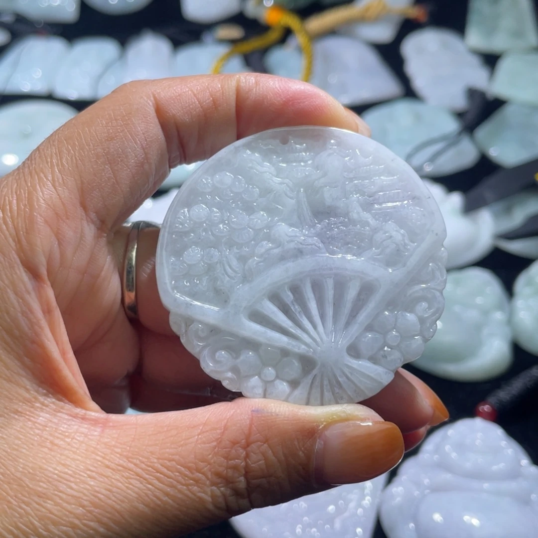 翡翠未镶嵌颈饰山水