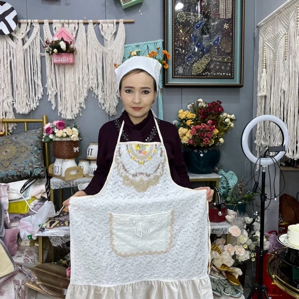 家里厨房女人带做饭的围裙