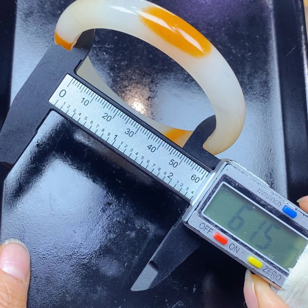 颈饰未镶嵌石英质玉