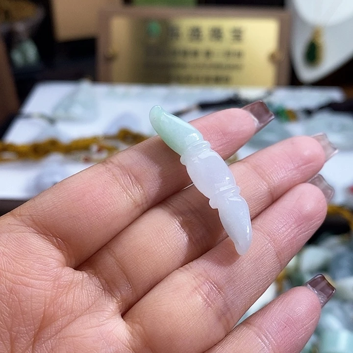 翡翠未镶嵌颈饰4716