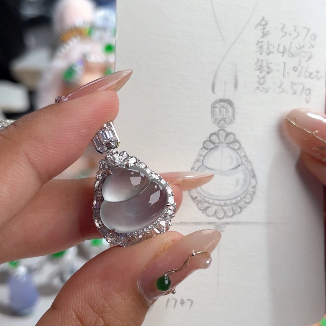 翡翠18K金镶嵌颈饰黑钢葫芦