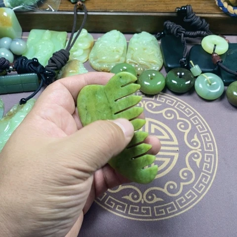 未镶嵌蛇纹石玉颈饰