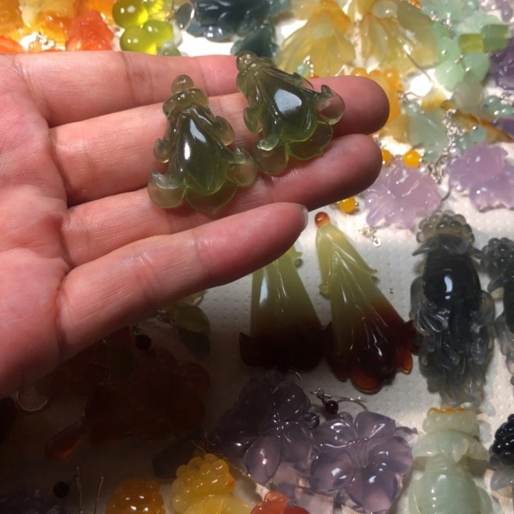 东***楼未镶嵌蛇纹石玉耳坠