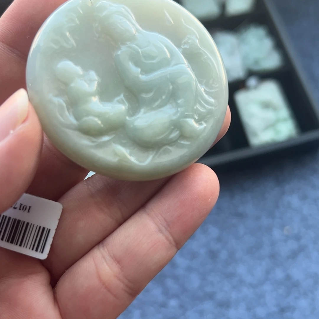 翡翠未镶嵌颈饰观音