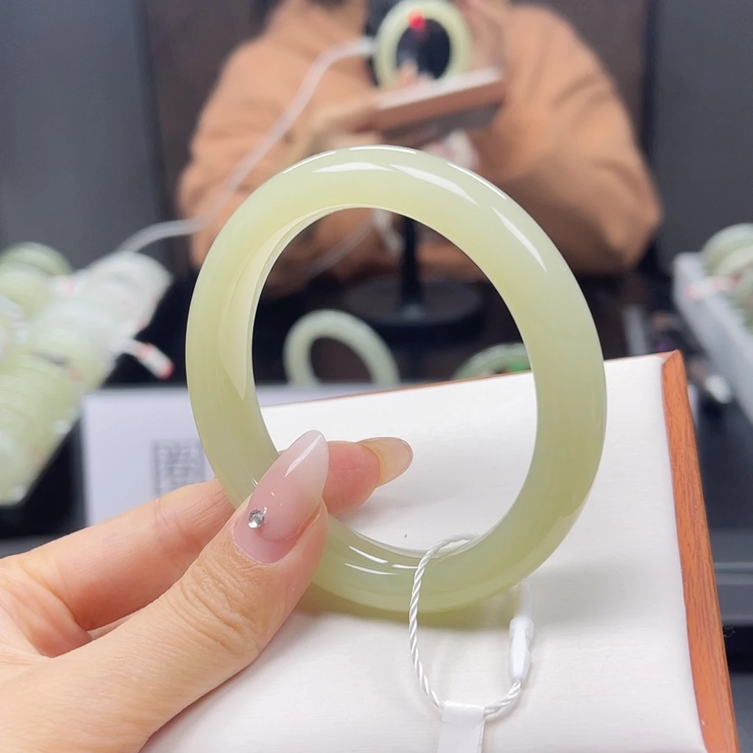 和田玉未镶嵌手镯