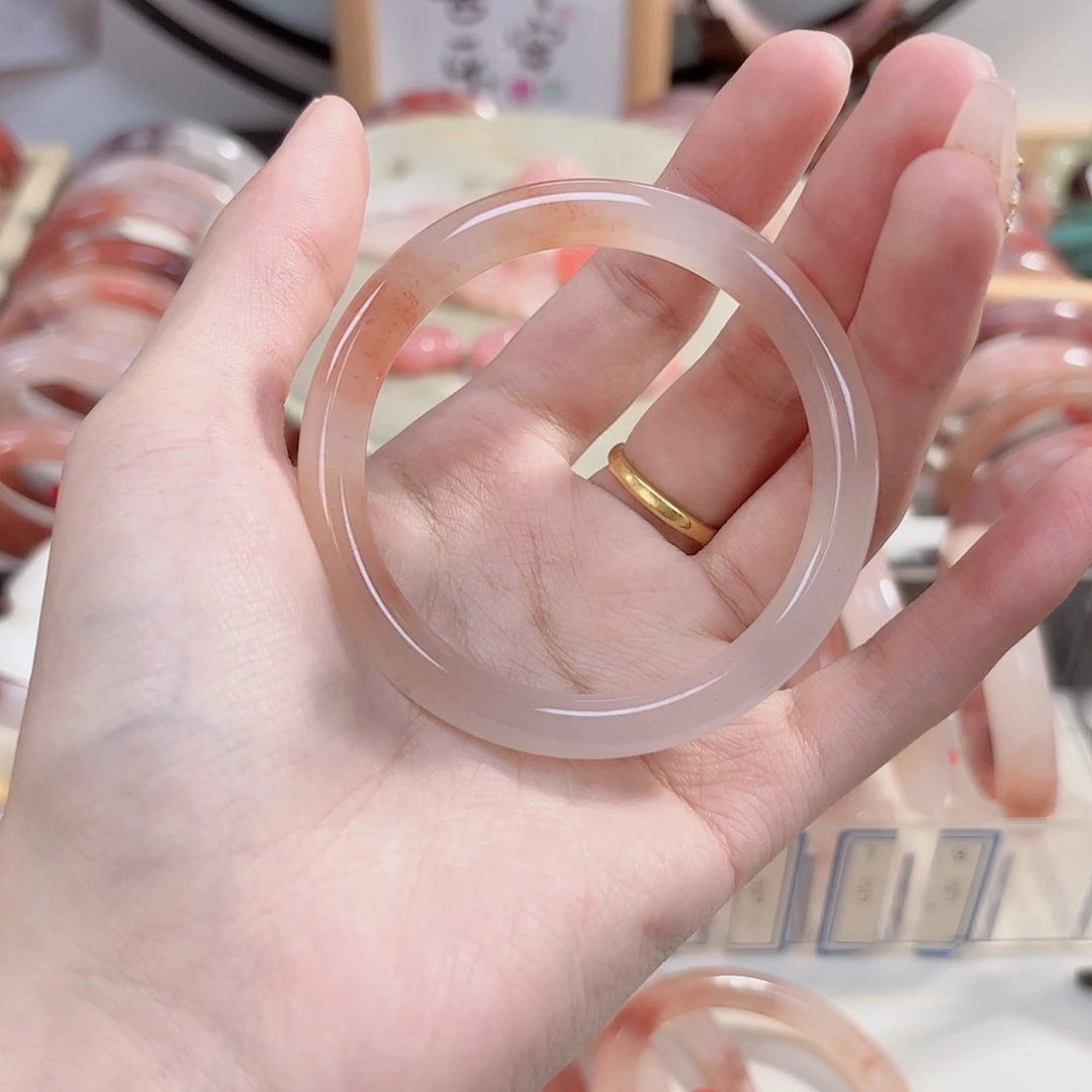 石英质玉手镯未镶嵌何****?