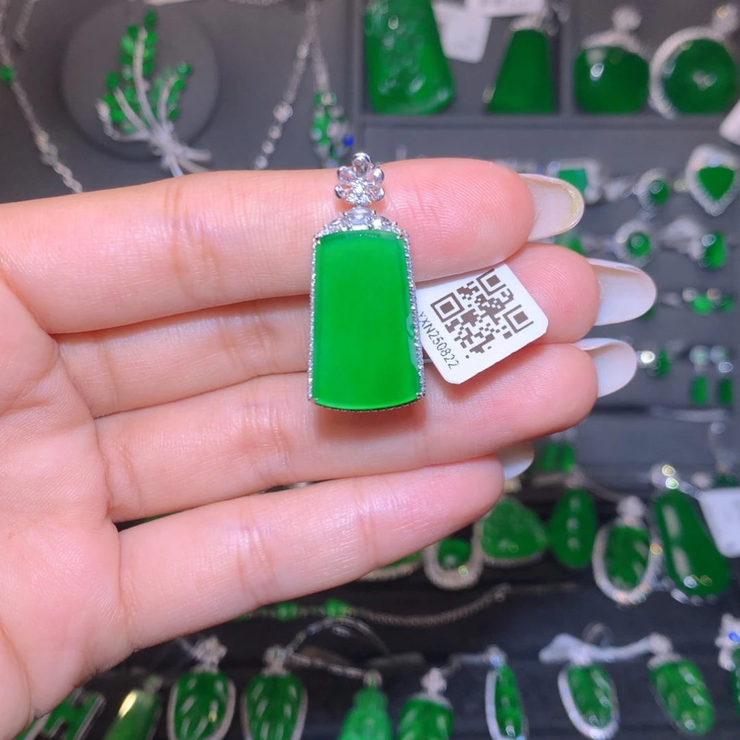 颈饰18K金镶嵌翡翠无事牌