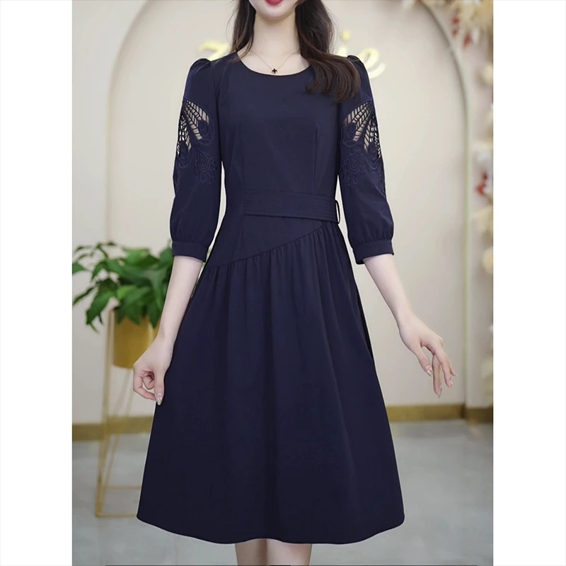 早春新款2025春季复古镂空刺绣连衣裙气质收腰时尚裙子