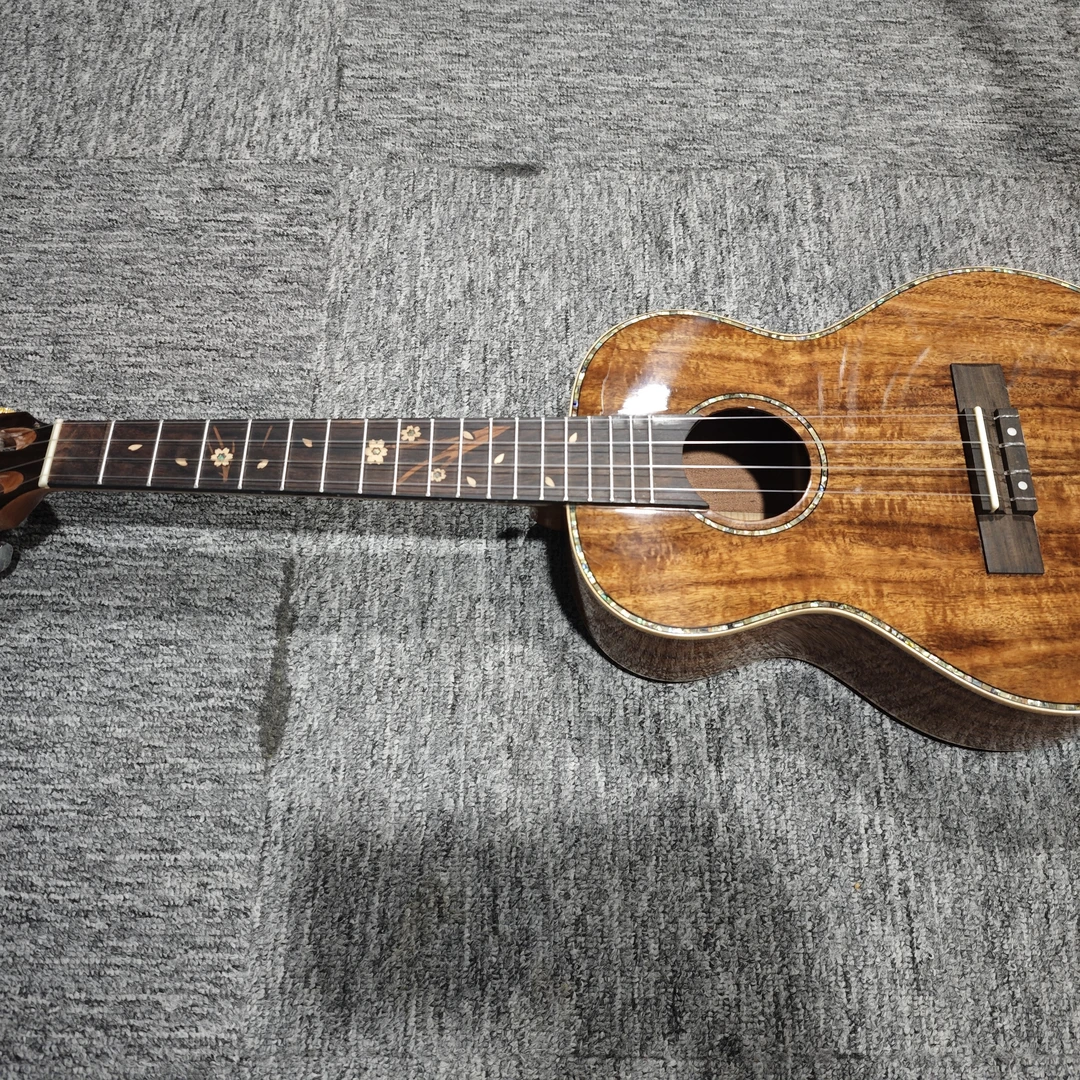 26寸相思木全单尤克里里，配加厚琴包，全属尤克里里变调夹