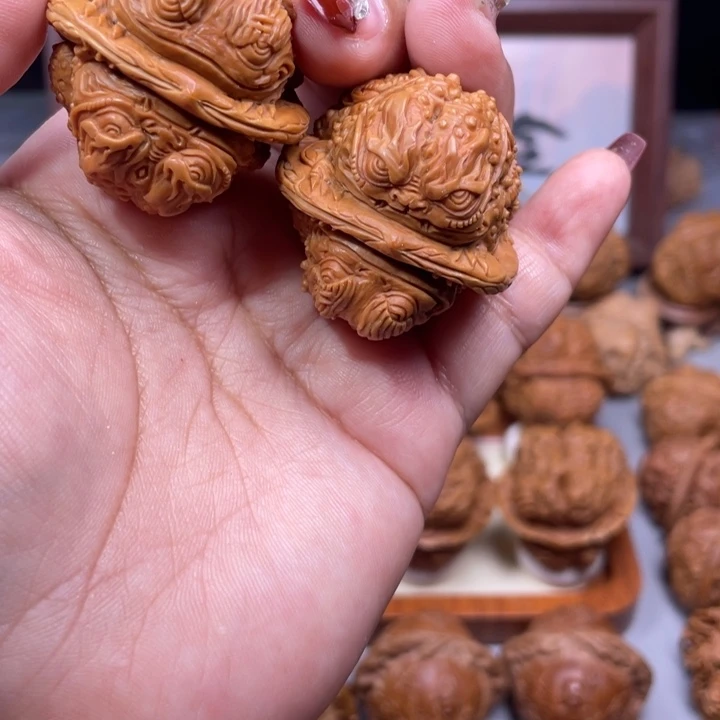 硬***办蛤蟆头雕刻的金蟾