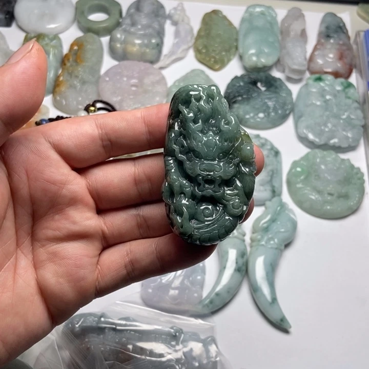 翡翠未镶嵌颈饰龙牌31