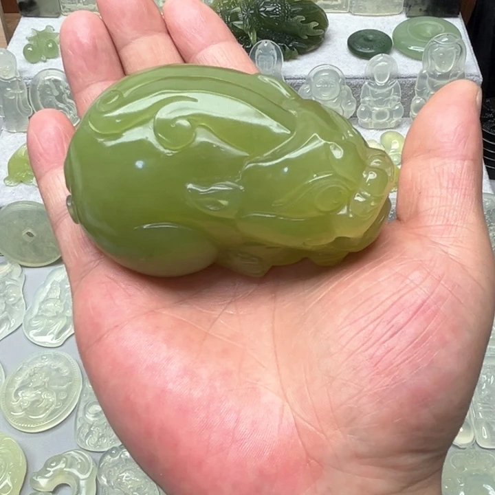 蛇纹石玉手把貔貅未镶嵌明**丈