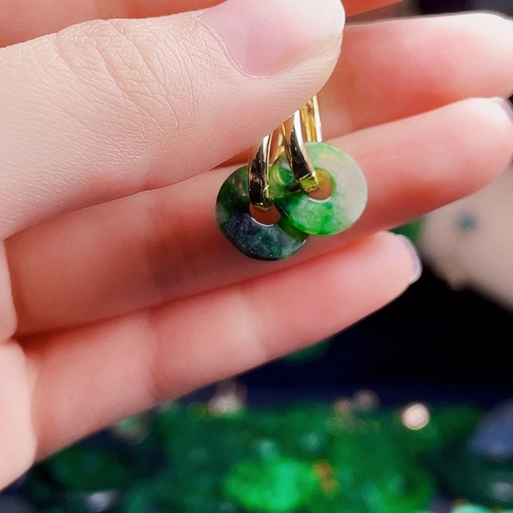 翡翠未镶嵌颈饰多样性