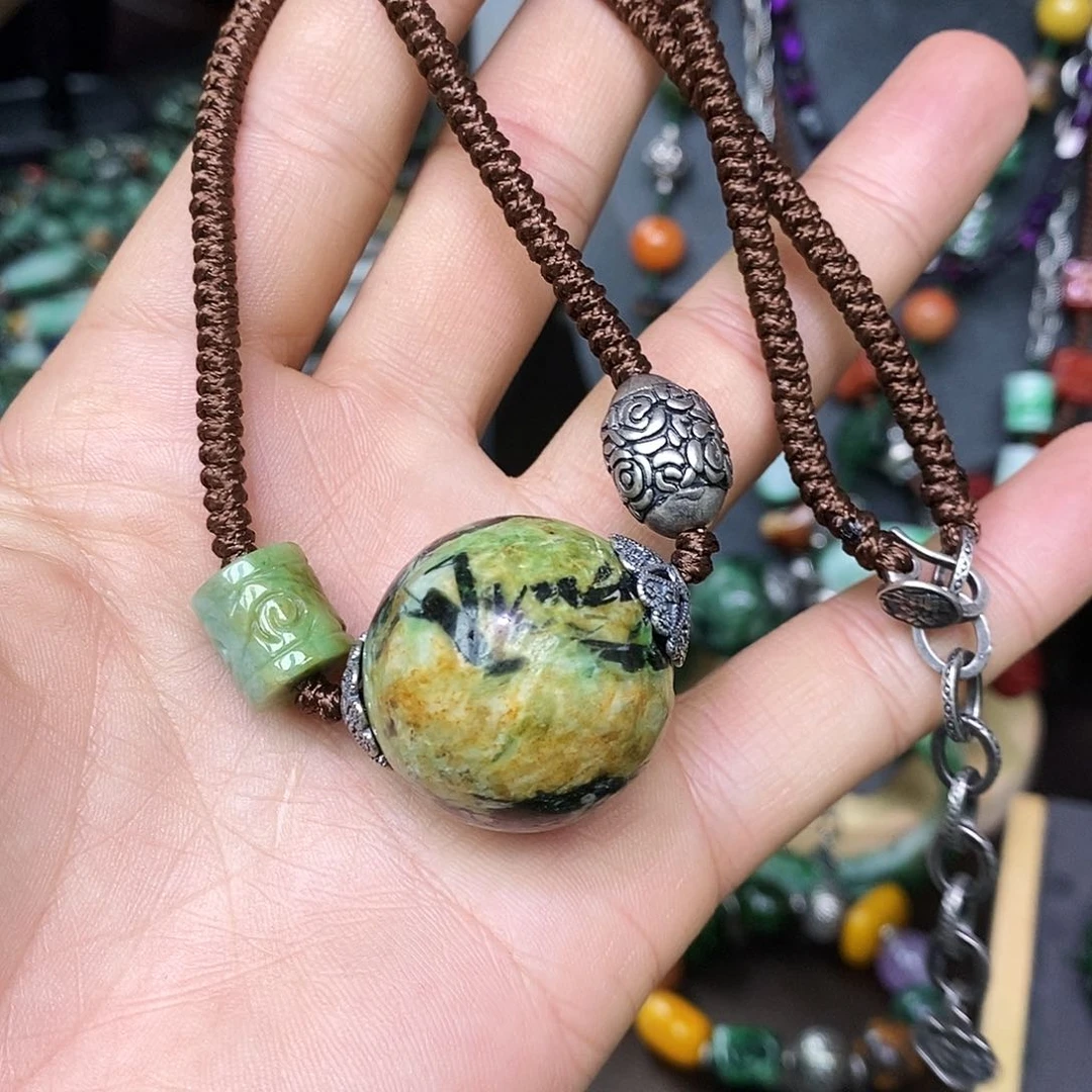 颈饰未镶嵌翡翠漂亮美眉