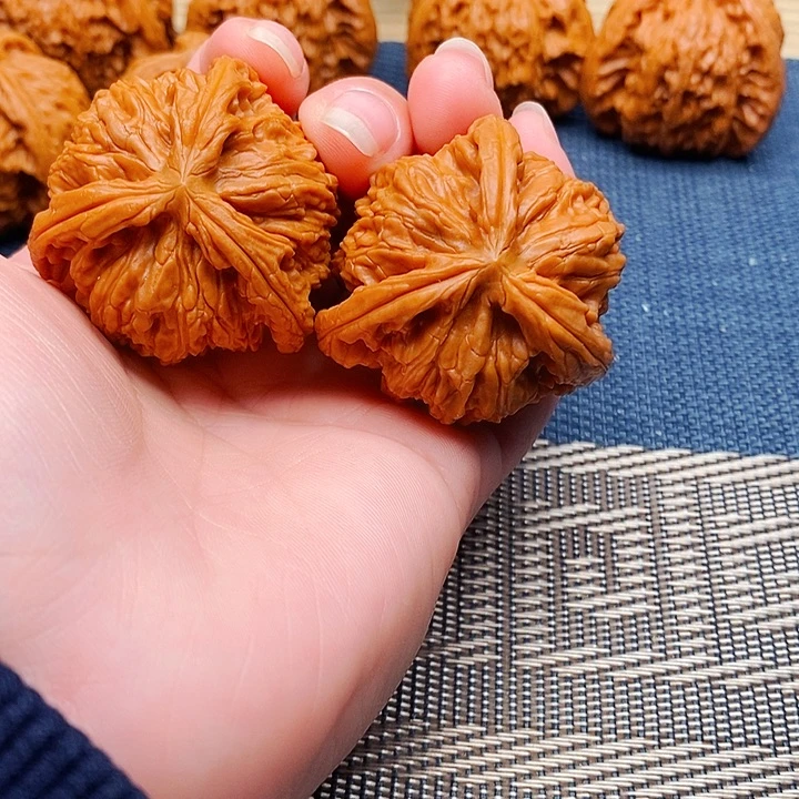 用***3文玩核桃吊坠三棱