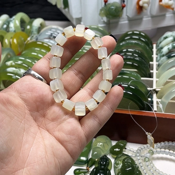 蛇纹石玉颈饰未镶嵌