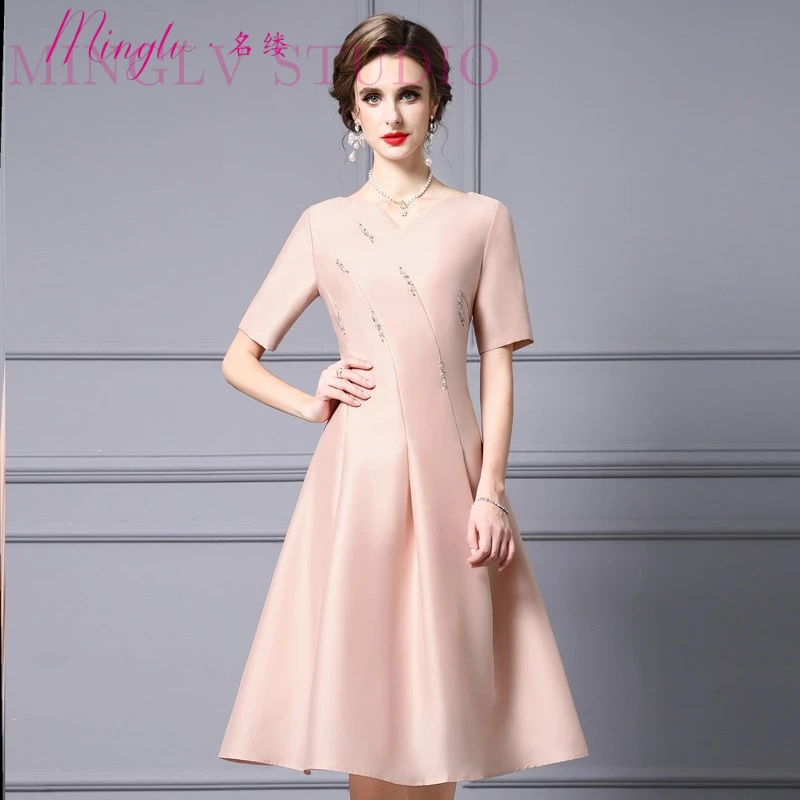 名缕巨好看的掐腰连衣裙夏女2025粉色新款钉钻V领过膝收腰A字裙子