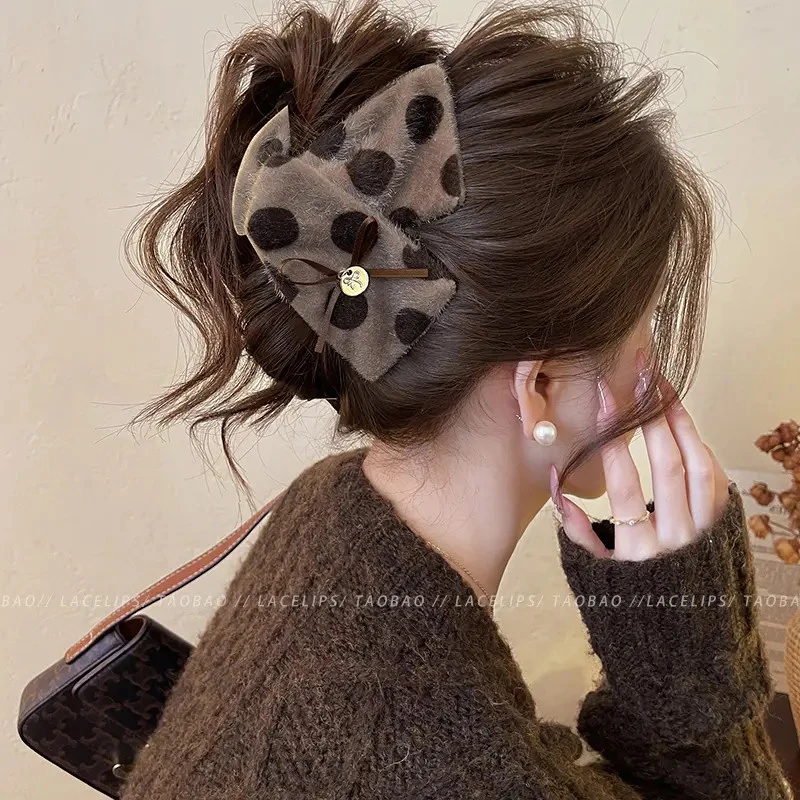 J奶咖慕斯~三角抓夹女波点毛绒鲨鱼夹2025新款大号盘发夹秋冬发饰