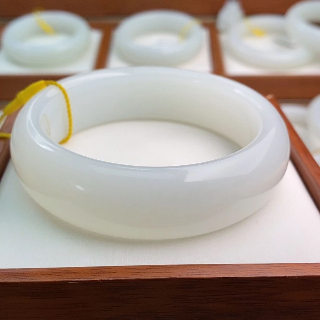 严***妮和田玉（白玉）未镶嵌手镯